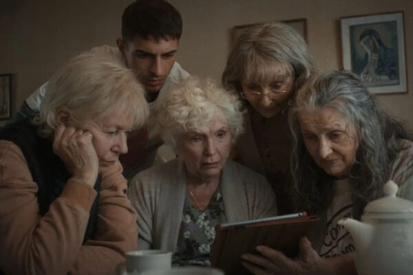 3-Mamie-sitting